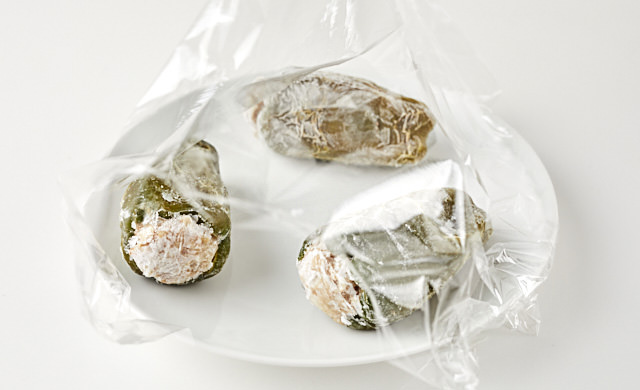 耐熱皿に並べたピーマンの肉詰めの写真