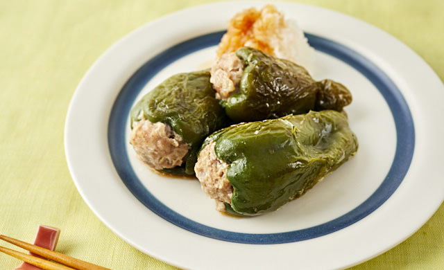 耐熱皿に並べたピーマンの肉詰めの写真