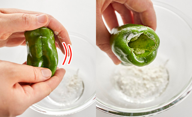 ピーマンの内側に小麦粉をまぶしている写真/ピーマンの内側に小麦粉がまぶされた写真