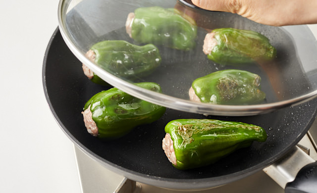 フタをして蒸し焼きにしている写真