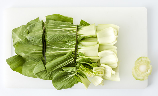 チンゲン菜を切っている写真