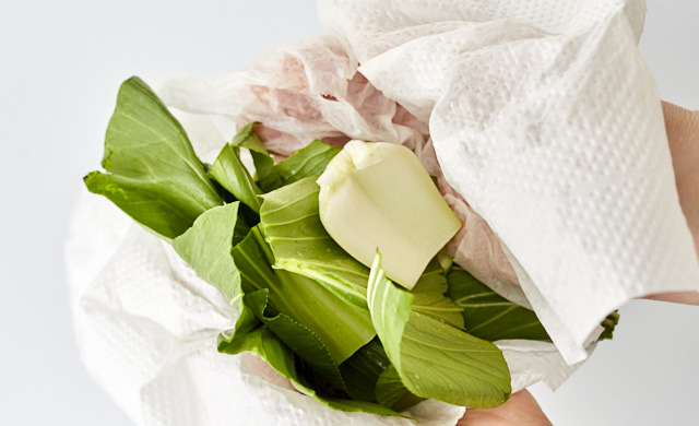 チンゲン菜の水気を拭き取っている写真