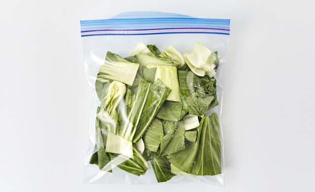チンゲン菜を冷凍用保存袋に入れている写真