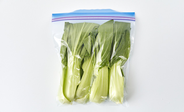 チンゲン菜を冷凍用保存袋に入れている写真