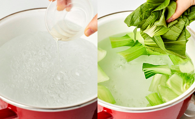 チンゲン菜をゆでている写真