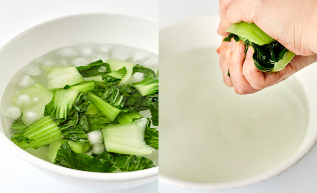 チンゲン菜の水気を絞っている写真