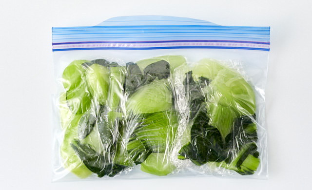 チンゲン菜を冷凍用保存袋に入れている写真