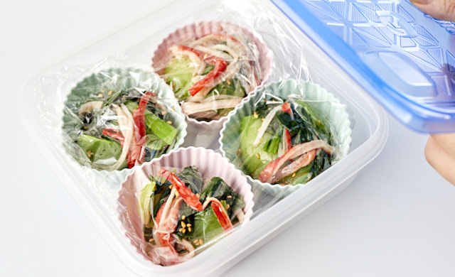 シリコンカップに入れたチンゲン菜おかずの写真