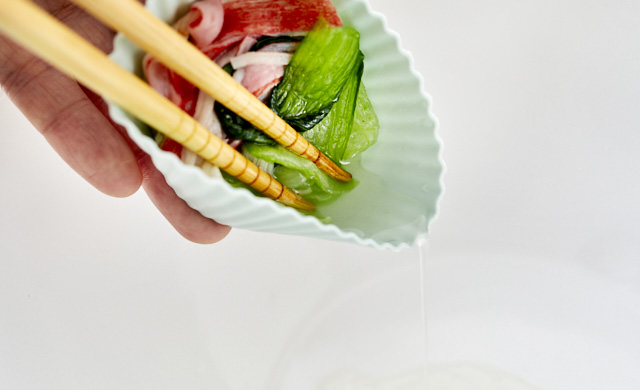 チンゲン菜おかずの水気をきっている写真