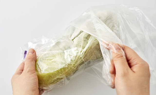 チンゲン菜をポリ袋に入れている写真