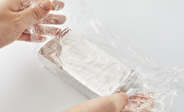 バターをラップで包んでいる写真