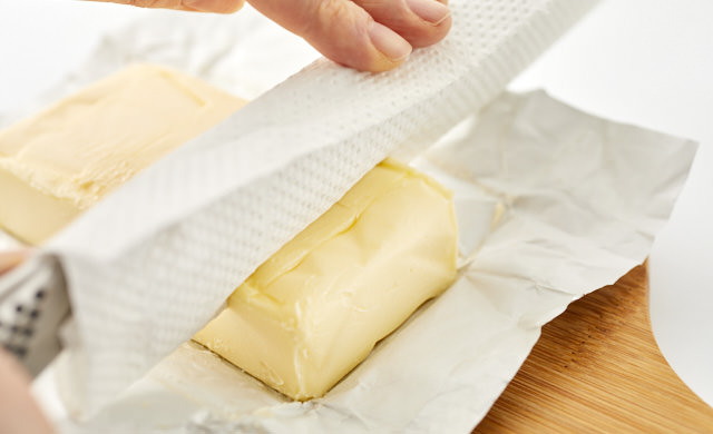 バターを切っている写真