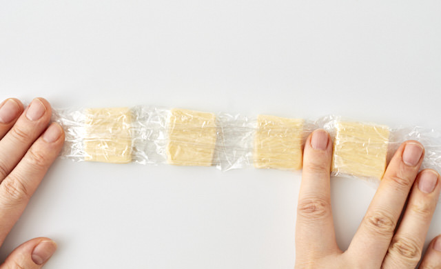 バターをラップで包んでいる写真