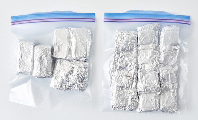 バターを冷凍用保存袋に入れている写真