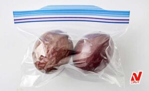 パッションフルーツを保存袋にいれている写真