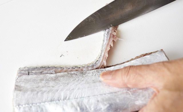 背びれを外している写真