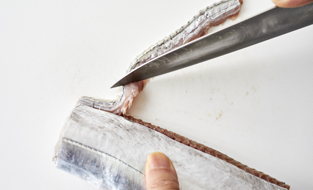 背びれを外している写真