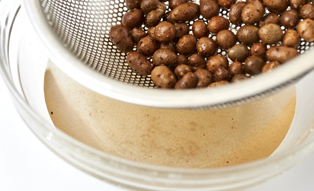 汚れで水が濁っている写真