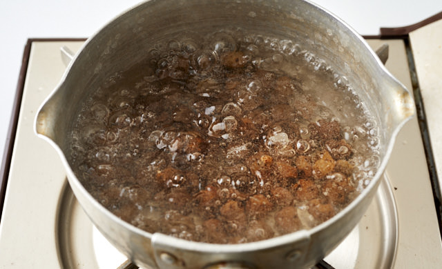 鍋でむかごをゆでる写真