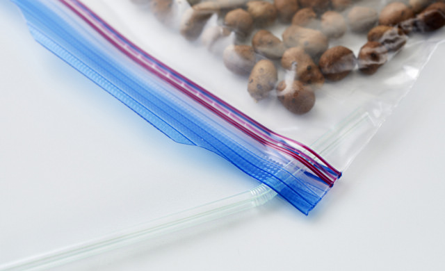 冷凍用保存袋にストローを入れた写真