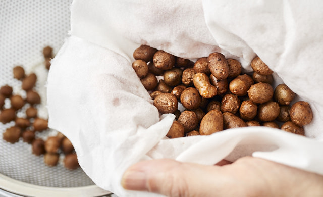 むかごの水気を拭く写真