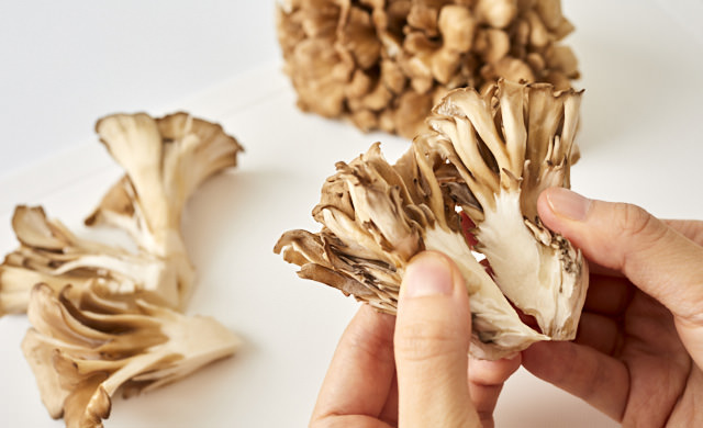 舞茸を割いている写真