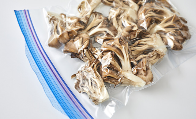 舞茸を冷凍用保存袋に入れている写真