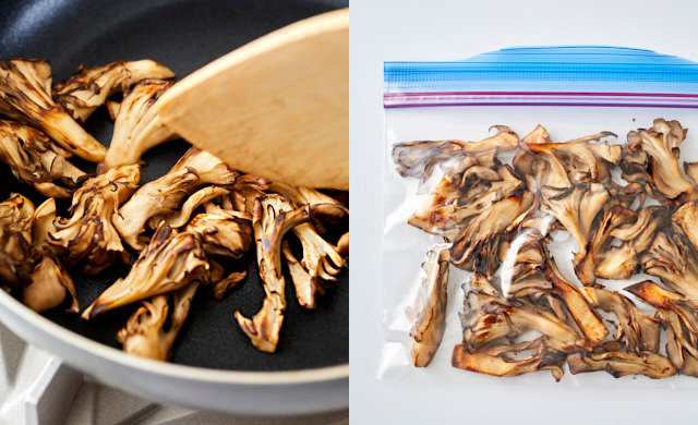 舞茸をから炒りしている写真