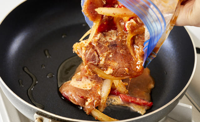 豚肉のプルコギを炒めている写真