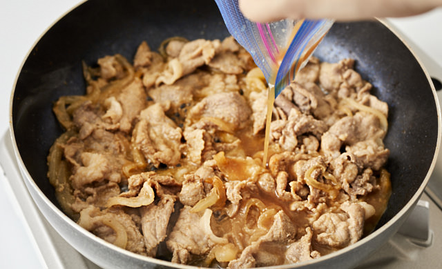 豚肉の生姜焼きを炒めている写真