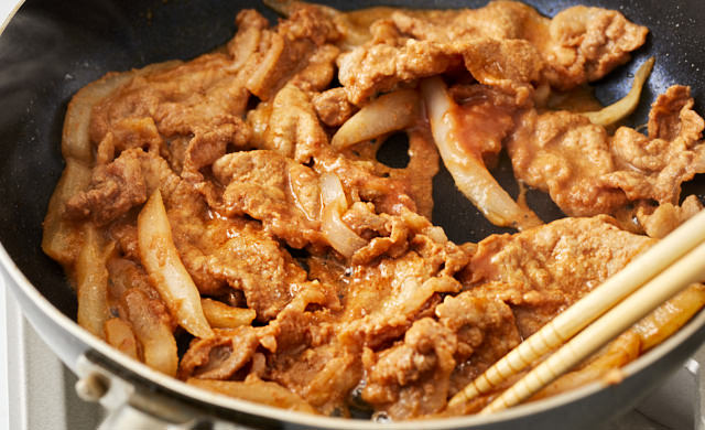 ポークチャップを炒めている写真