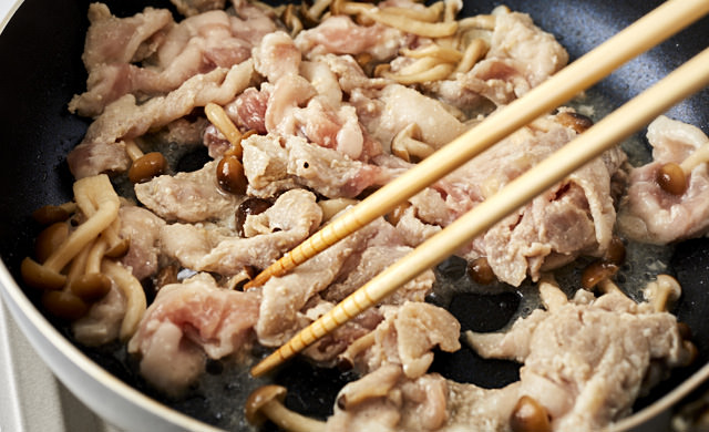 豚肉の塩麹漬けを炒めている写真