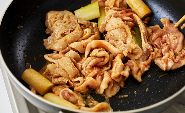 豚肉の辛味噌漬けを炒めている写真