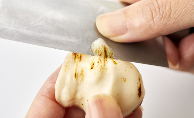 茶色い部分を削る写真