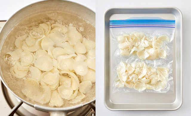 左・鱗片をゆでる写真/右・鱗片を保存袋に入れバットにのせた写真