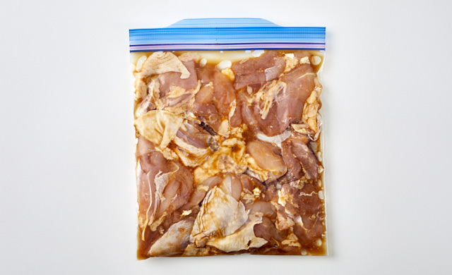 冷凍用保存袋に入った鶏肉