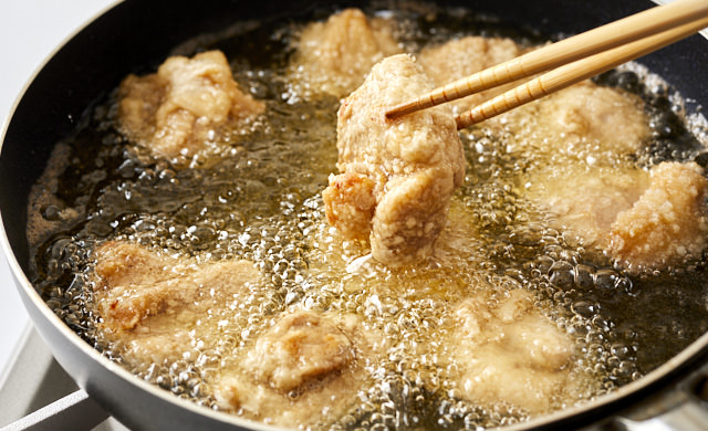 鶏肉の唐揚げを揚げ焼きしている写真