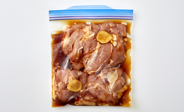 冷凍保存用袋に入った鶏肉