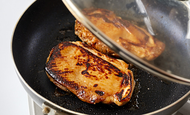 フライパンで鶏肉を焼いている写真