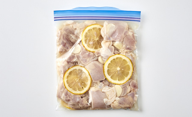 冷凍保存袋に入れた鶏肉