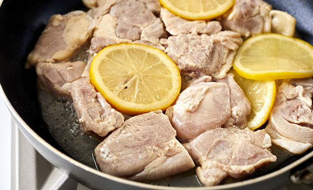 鶏肉の塩レモン焼きを焼いている写真