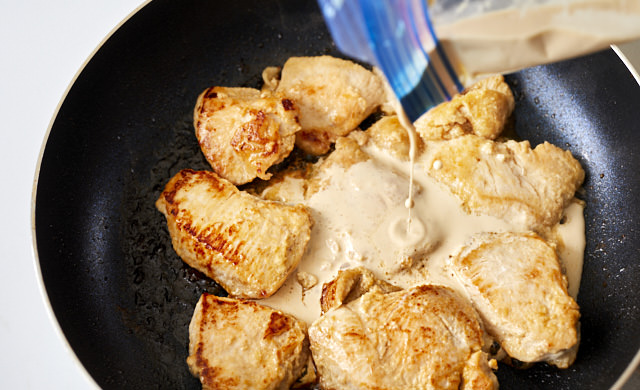 解凍した鶏肉を調理している写真
