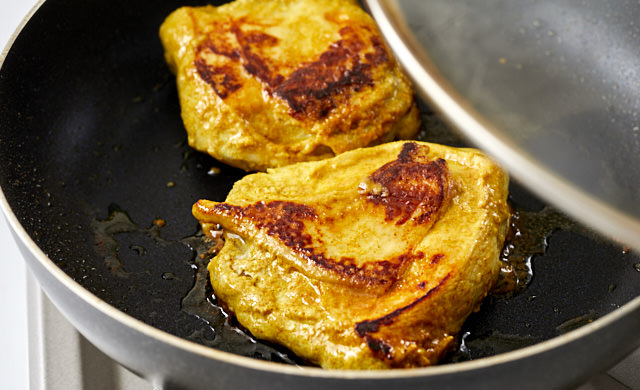 タンドリーチキンを焼いている写真