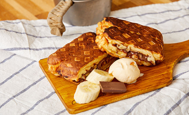 チョコバナナワッフルサンド完成カット