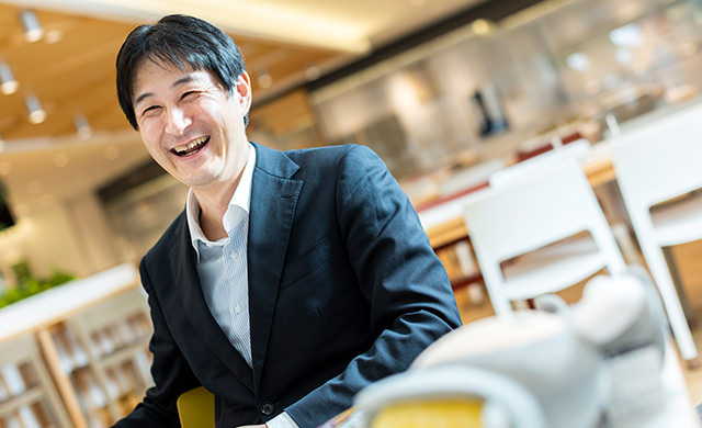 座談会の風景(森さん)