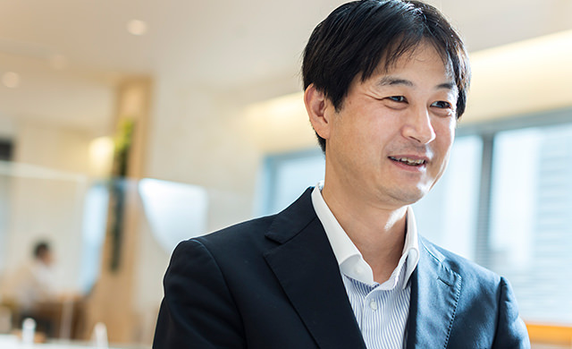 座談会の風景(森さん)