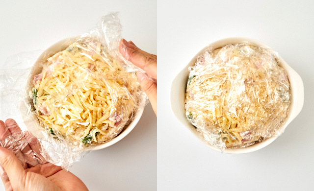 グラタンをラップで包んでいる写真