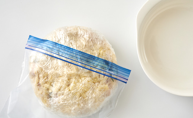 グラタンを冷凍用保存袋に移している写真