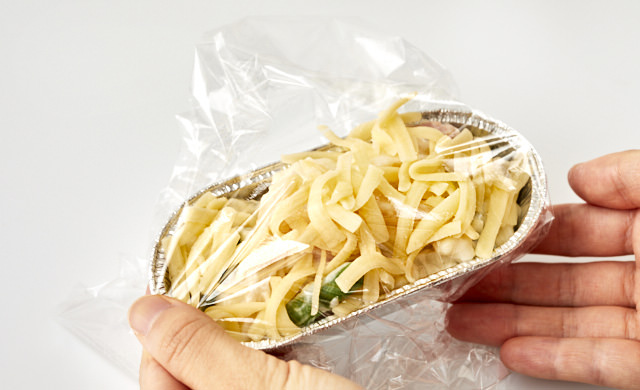 グラタンをラップで包んでいる写真