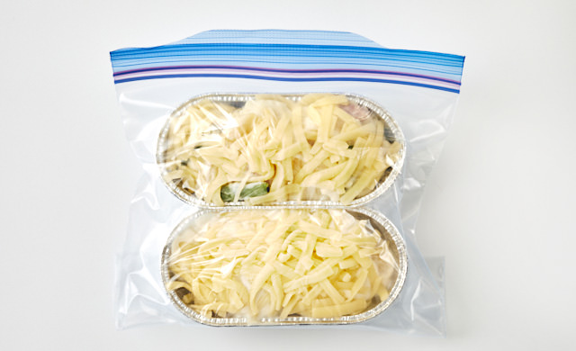 冷凍用保存袋に入れたグラタンの写真